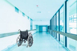 Bilde av en tom rullestol i en korridor