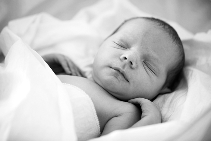 En liten nyfødt baby