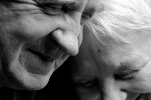 Ansiktet til to eldre mennesker