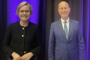 Helse-ogomsorgsminister Ingvild Kjerkol og helsedirektør Bjørn Guldvog