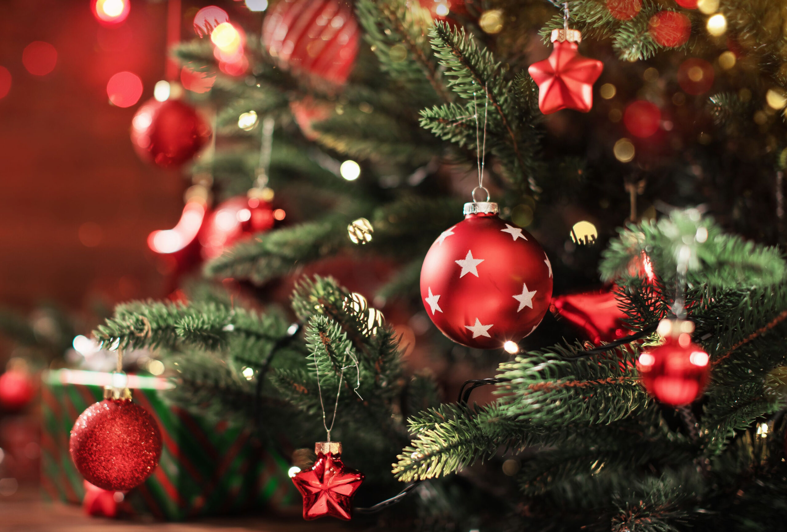 Fotografi av juletre med dekorasjoner og lys