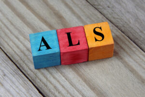 Illustrasjon av treklosser med bokstavene ALS.