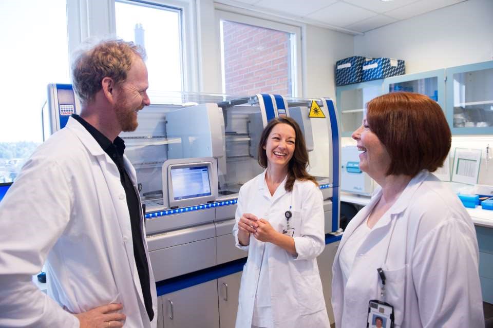 Mikrobiologi.forside Fotografi av leger i laboratoriet