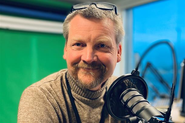 Plastikkirurg Torjus Wester ved Sykehuset Østfold i podcaststudioet.