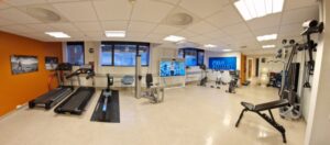 Panoramabilde av et rom med forskjellige treningsapparater
