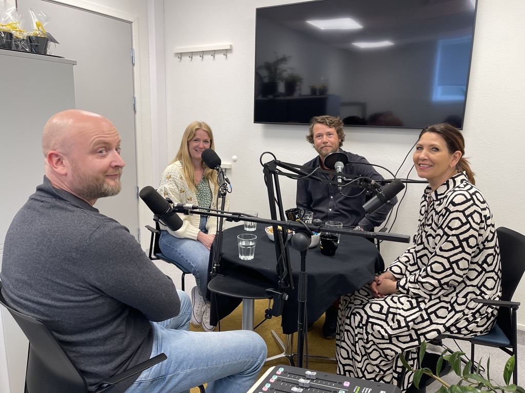 Bilde av poskastgjester med podkastvert. Fra venstre: Pål Fredrik Lund, Anne-Marthe Rustad Indregard , Mathias van Der Harst og podkastvert Heidi Skutlaberg Wiig