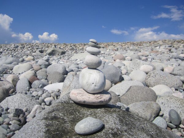 Steinvarde på strand. Foto av: Bodil Skiaker