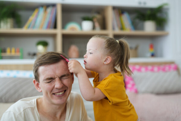 Fotografi av ung gutt og liten jente med down syndrom