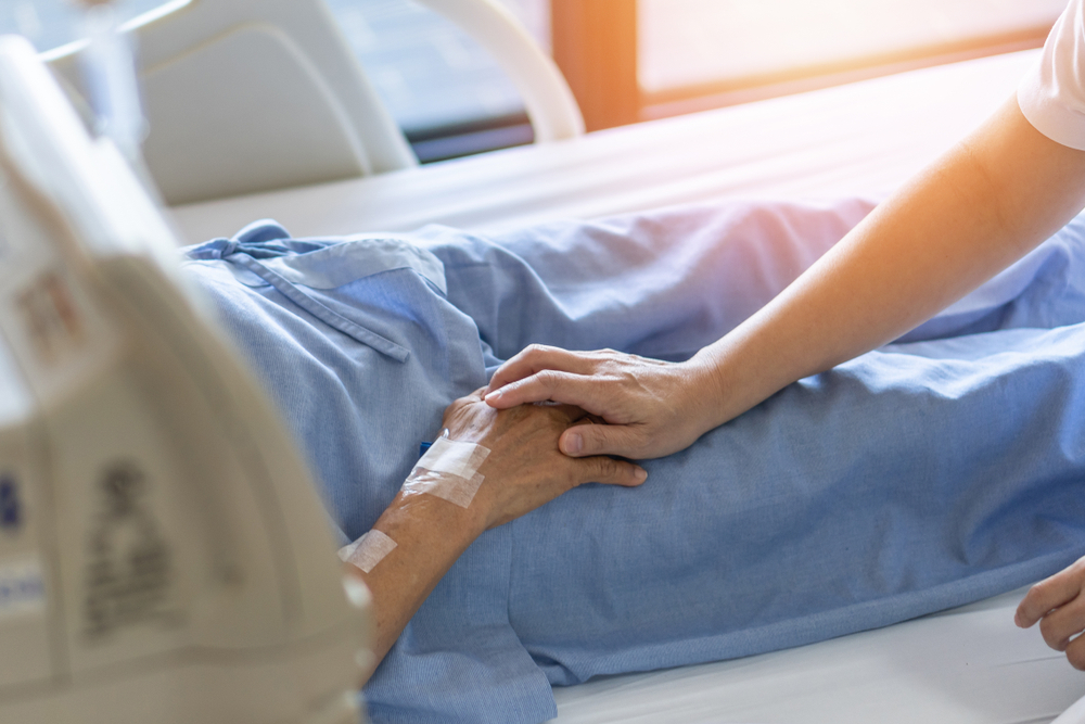 Caregiver,Holding,Elderly,Senior,Patient,(ageing,Old,Adult,Person),Hand Fotografi av helsepersonell med hånd over hånden til døende pasient