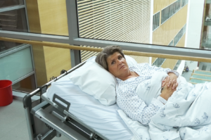 Kvinnelig pasient ligger i sykehusseng