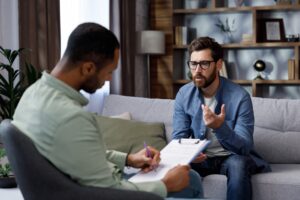 Foto; Shutterstock To menn i terapisamtale