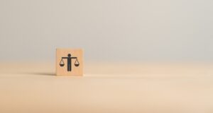 Foto: Shutterstock. Tegning av en mann som holder lik vekt i hver arm.