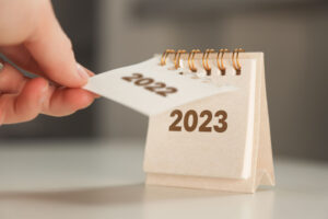 En hånd river av 2022 på en kalender og da står det 2023.