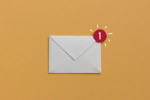 Bilde av en konvolutt med et ettall på. Illustrasjon du har fått ny e-post.