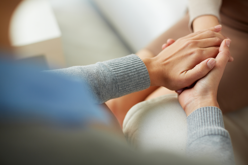 Close-up,Of,Psychiatrist,Hands,Together,Holding,Palm,Of,Her,Patient Fotografi av to mennesker som holder hender