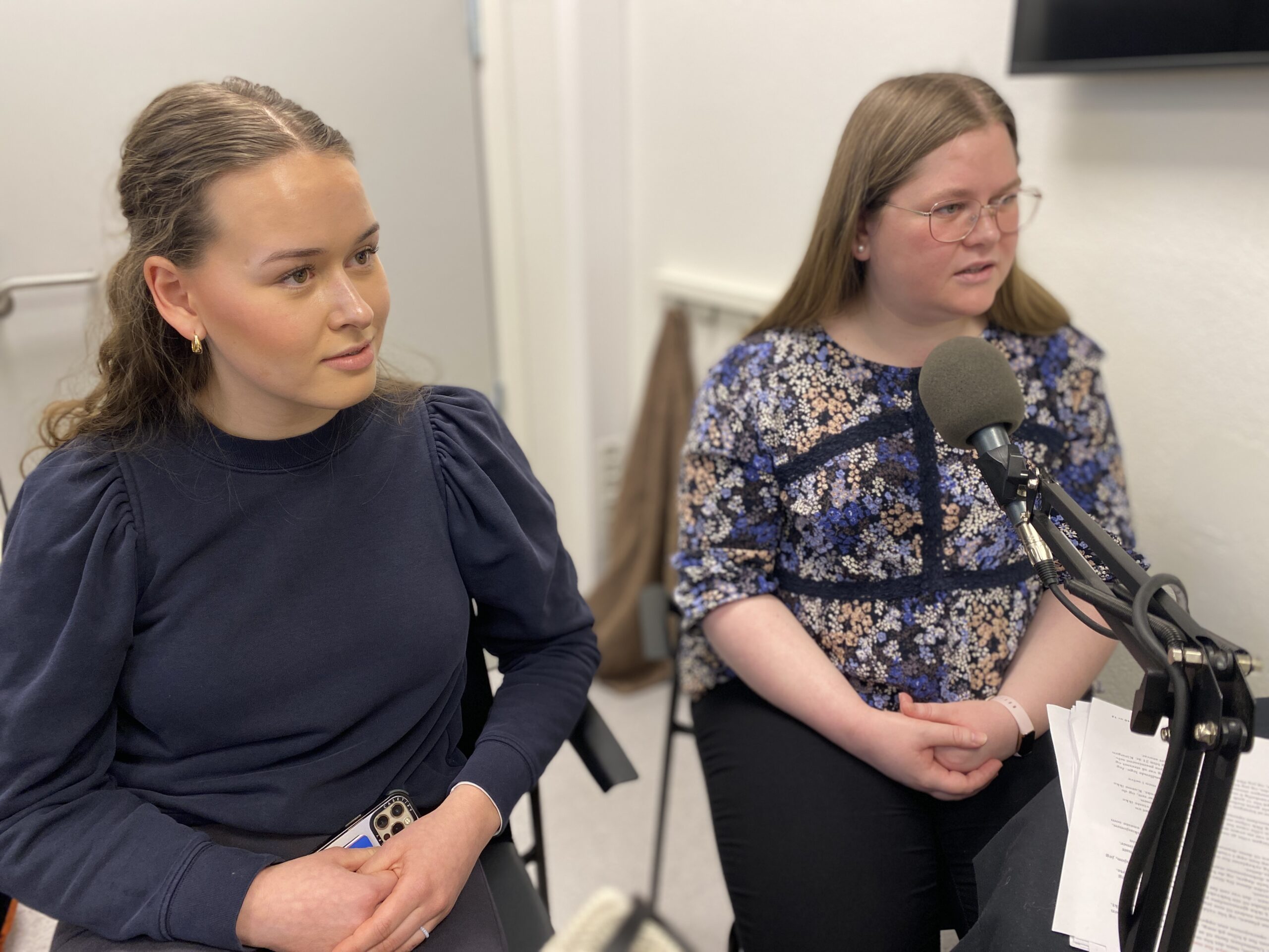 Fotografi av Julie og Marie fra ungdomsrådet. I podkast-setting.