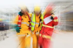 Uskarpt bilde av redningsmannskaper