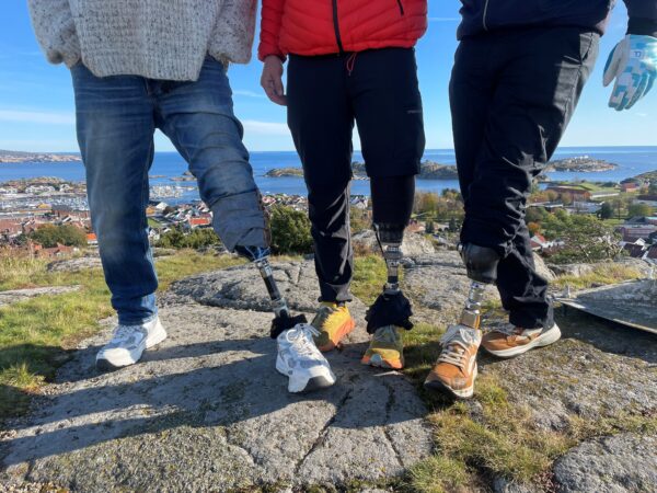 Fotografi fra livet å ned, tre herrer med amputerte ben