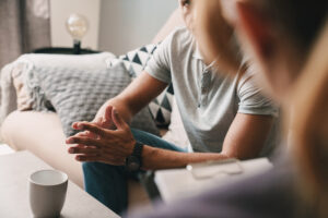 Mann samtaler med psykolog. Foto: Colourbox