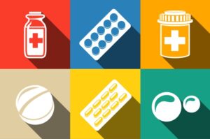 Hvite ikoner av ulike medisiner. Pilleboks, tabletter, pille, blisterpakning, vitaminer, flytende medisin. Foto: Shutterstock