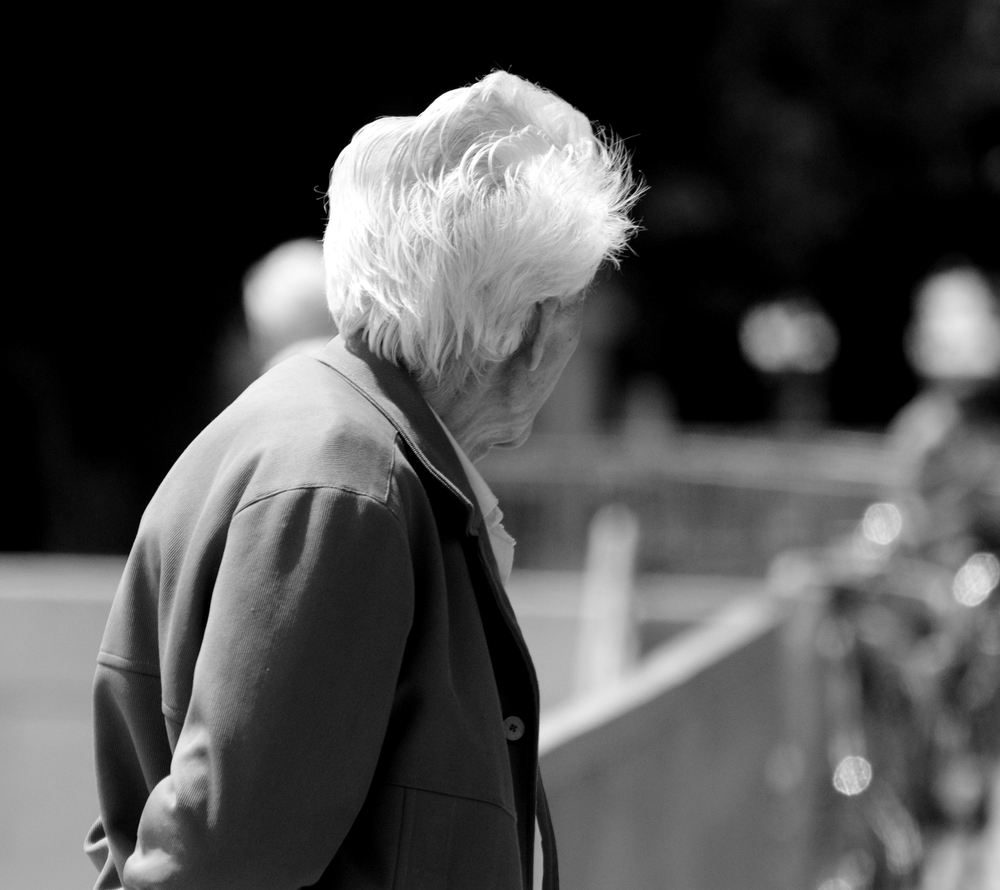 The,Eldrely,Man,Is,Looking,Back Fotografi av eldre person med ryggen til, svart hvitt