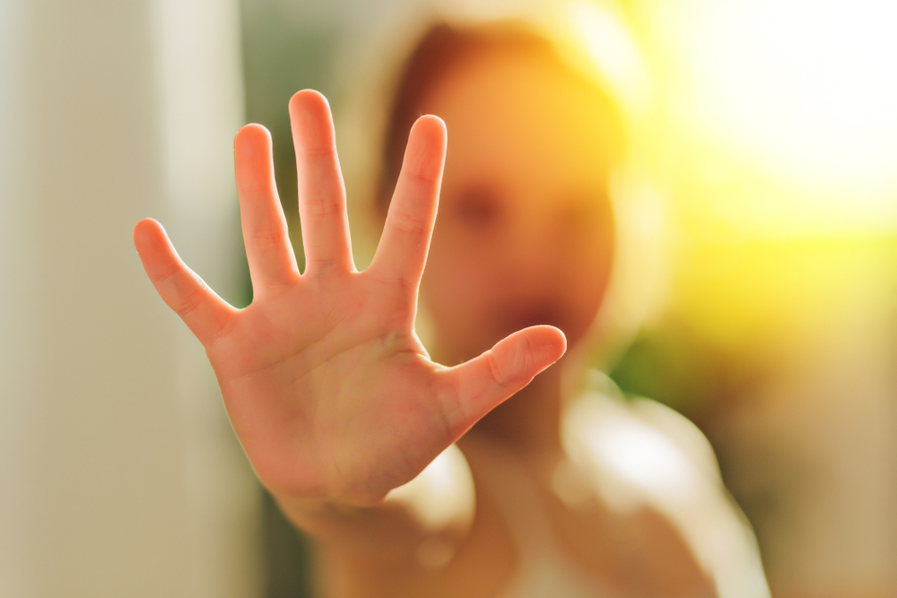Stop,Abusing,Girl,Violence.,Child,Bondage,In,Angle,Image,Blur Fotografi av barn som rekker frem hånden foran kamera-linsen. Ansikt ute av fokus, gul bakgrunn.