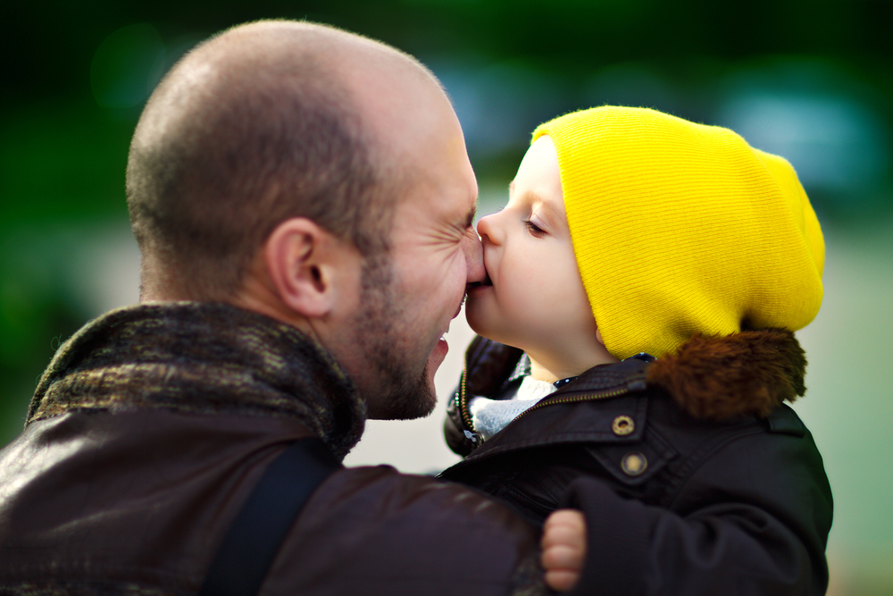 Baby,Kisses,Dad Fotografi av barn som blir holdt av far utendørs, barnet biter far i nesa
