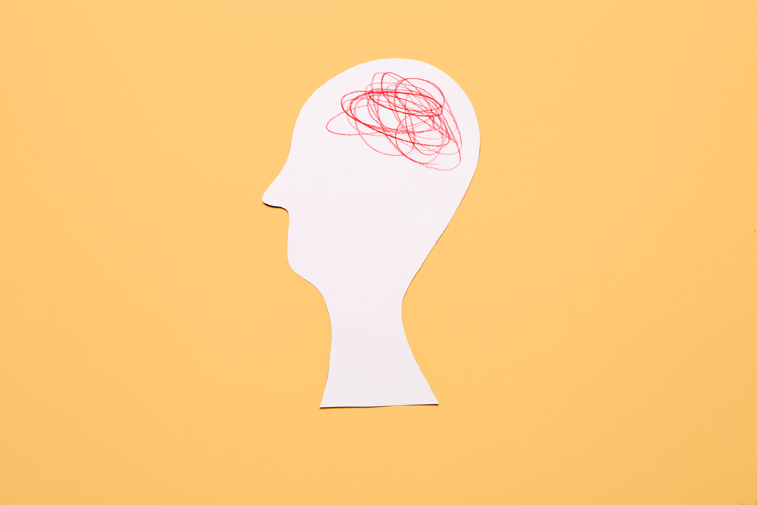 Human,Head,On,Color,Background.,Concept,Of,Dementia Utklipp av hode/nakke parti til menneske, med rød blyant-kluss i hjerne-regionen