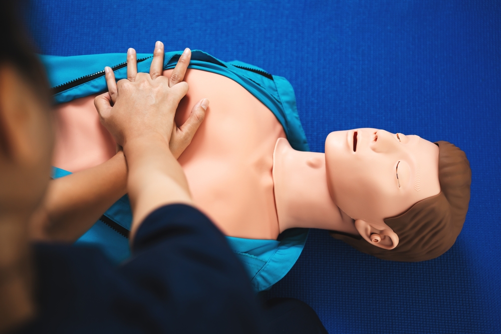 Cpr,Training,,emergency,And,First,Aid,Class,On,Cpr,Doll, Fotografi av dukke, relatert til hhlr-intruksjonskurs.