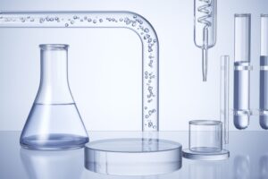 Illustrasjonsbilde av kole, reagensrør og annet utstyr som du finner på ett laboratorium. Foto: Shutterstock