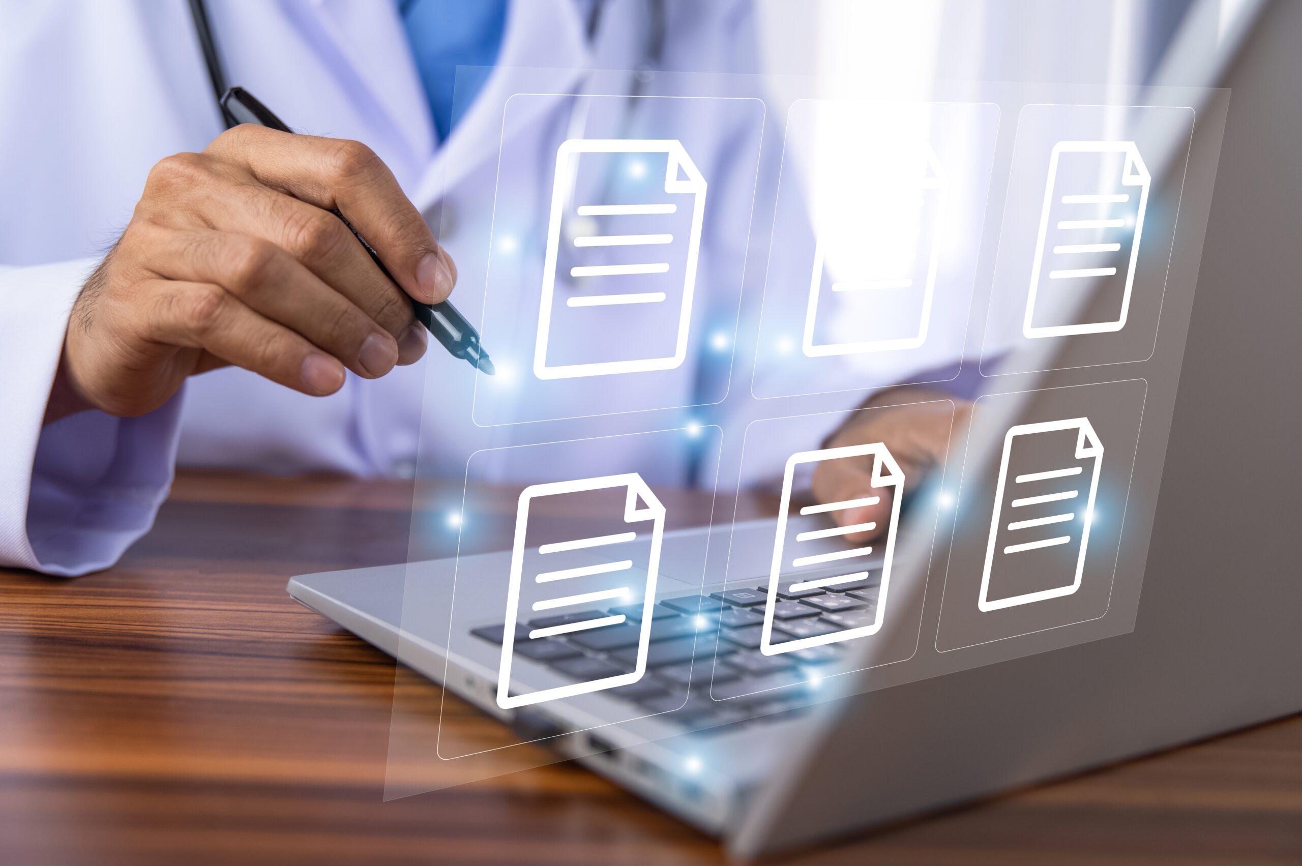 A,Doctor,Checklist,For,Patients,Ensures,A,Thorough,Health,Review, Foto av lege, sittende ved laptop, ikoner av dokumenter