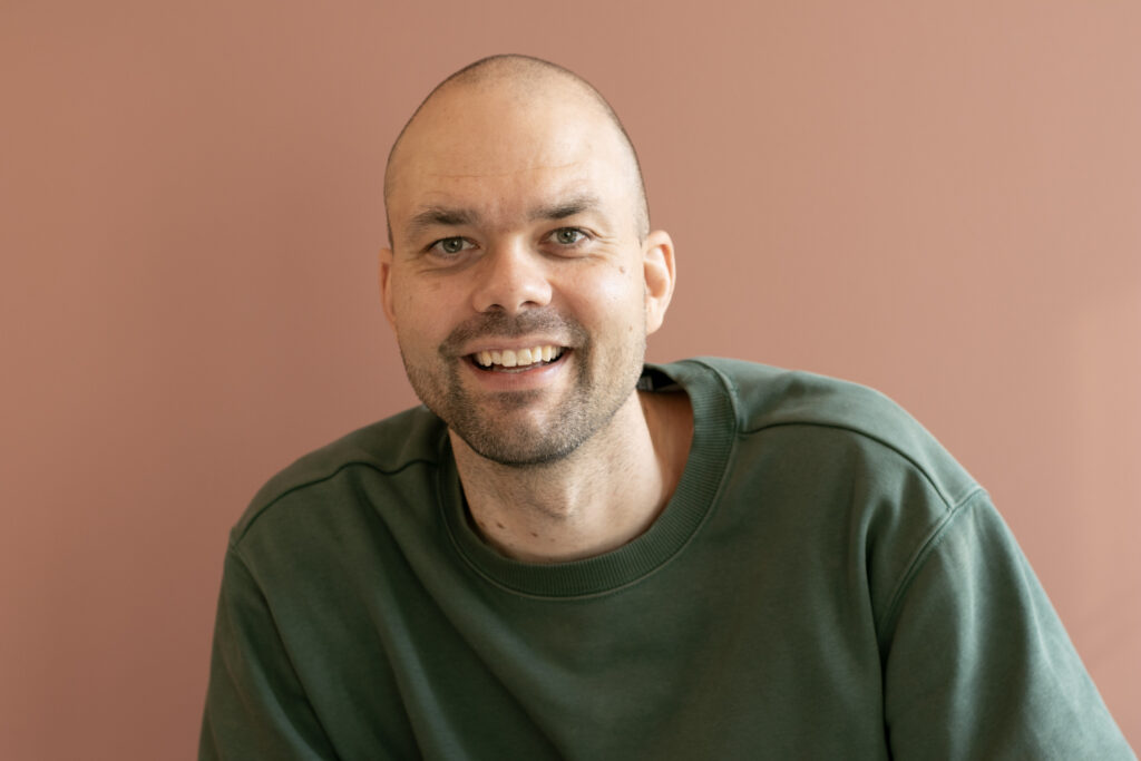 Fotografi av Lars Berrum, rosa bakgrunn