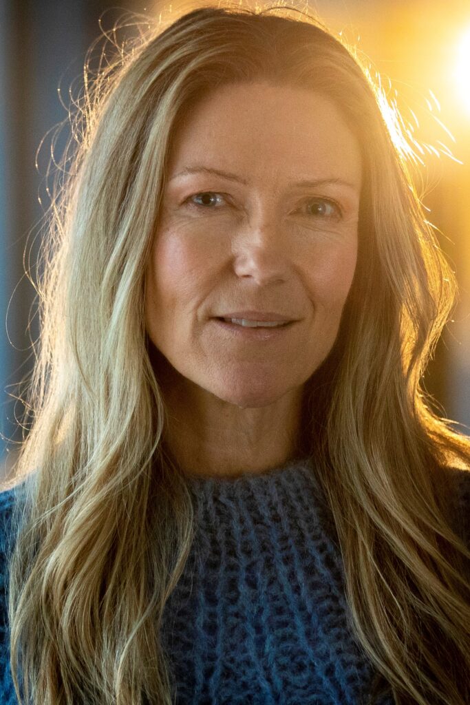 Nærbilde av Helene Sandvig, programleder og forfatter.