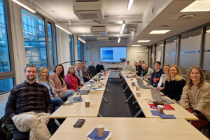 Bildet er fra et fagnettverksmøte, med de 17 representantene fra de ulike helseforetakene og sykehusene, samt medlemmer fra brukerorganisasjonen og ungdomsrådet.