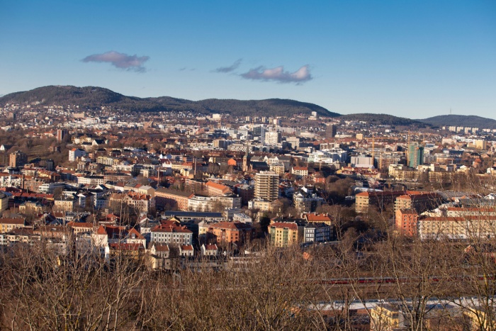Bilde tatt ovenfra av natur og bygninger fra Groruddalen i Oslo.