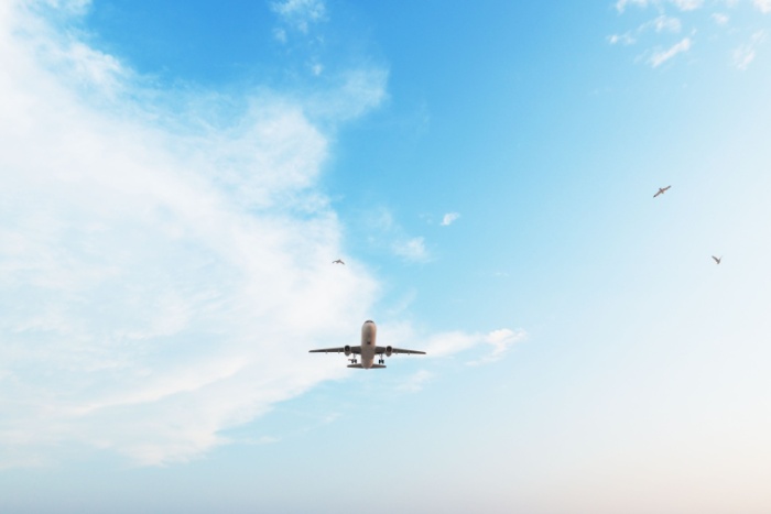 Shutterstock_2533941113 Fly sett nedenfra på blå himmel
