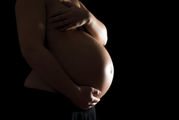 Foto av silhuetten til en gravid kvinne