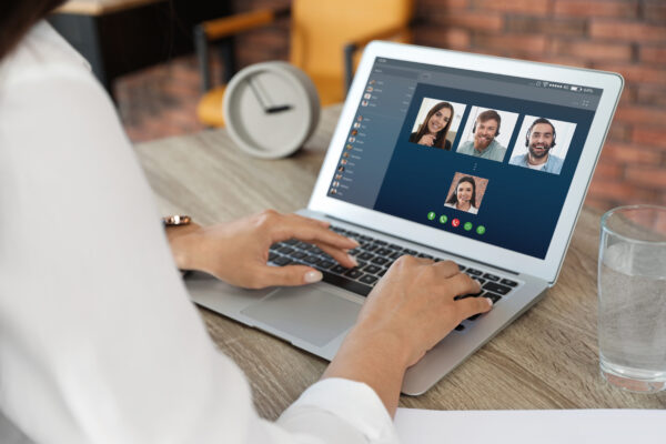 Fotografi av lege i digitalt møte