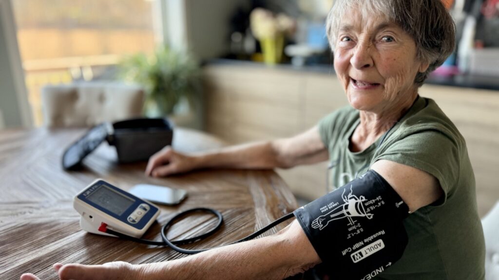 I stedet for at hjemmesykepleien kommer hjem til Kirsten Tveter (79) fire ganger om dagen, tar hun blodtrykket og sender inn resultatene selv.