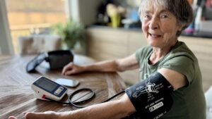I stedet for at hjemmesykepleien kommer hjem til Kirsten Tveter (79) fire ganger om dagen, tar hun blodtrykket og sender inn resultatene selv.