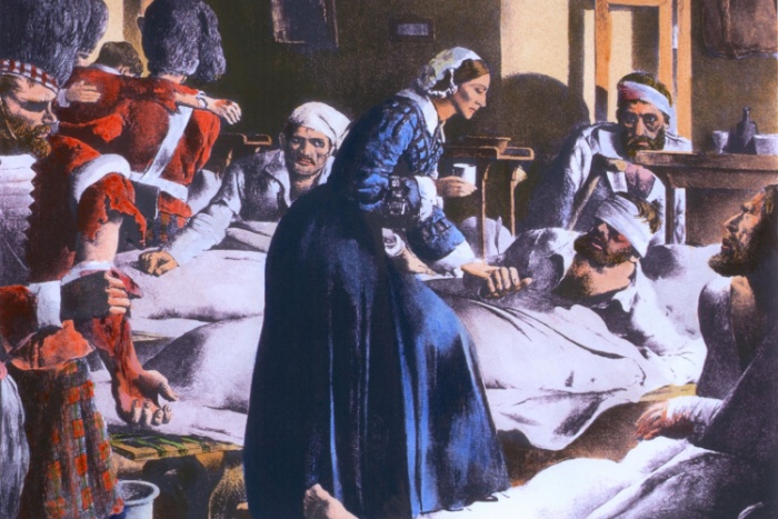 Florence Nightingale pleier syke i en sykesal