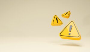 Blide viser tre gule flyvende trekanter med utropstegn i.