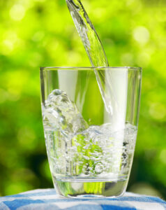 Vann som helles i ett glass. Foto: Shutterstock
