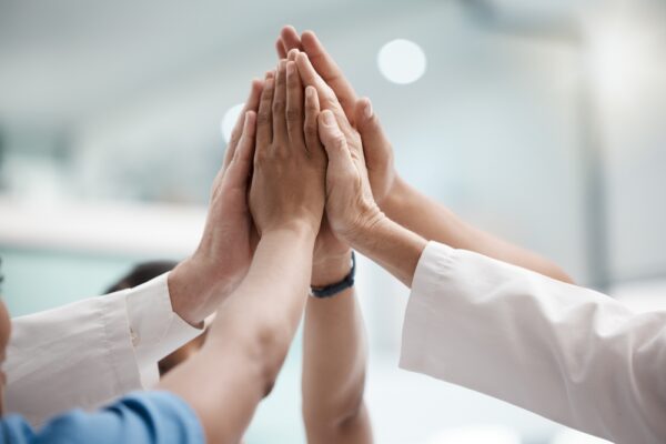 leger som gjør high-five samtidig