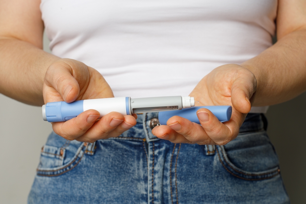 Diabetes,Blue,Insulin,Or,Semaglutide,Injection,Pen,Closeup.,Semaglutide,Or Fotografi av person som holder insulin-sprøyte i hendene. Olabukse og hvit bluse