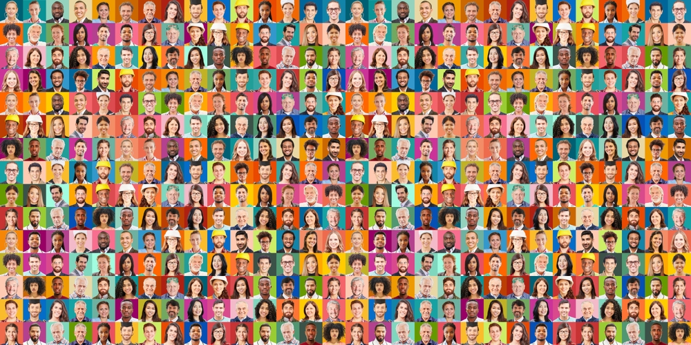 Large,Panorama,Of,Adults,Of,Many,Generations,In,Front,Of mange små bilder av ulike ansikt