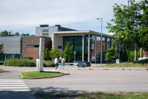 Foto: USN. På campus: Marcus Smedsrud, Stine Andreassen Skrøder og Henrikke Antonsen