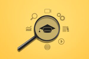 Illustrasjon med forskjellige ikoner forbundet med utdanning. I midten et forstørrelsesglass med en graduation hat i fokus.
