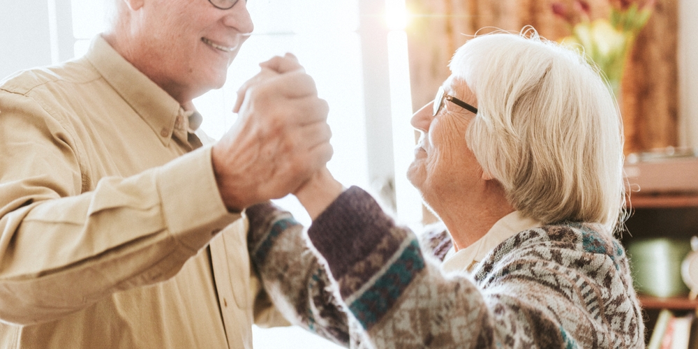 Elderly,Couple,Dancing,Joyfully.,Seniors,Enjoying,A,Dance.,Happy,Elderly Fotografi av eldre par som danser i flott sollys