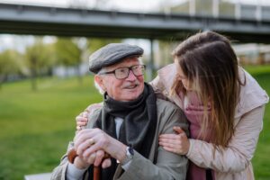 Foto: Colour box , En fornøyd eldre herre med datter i park